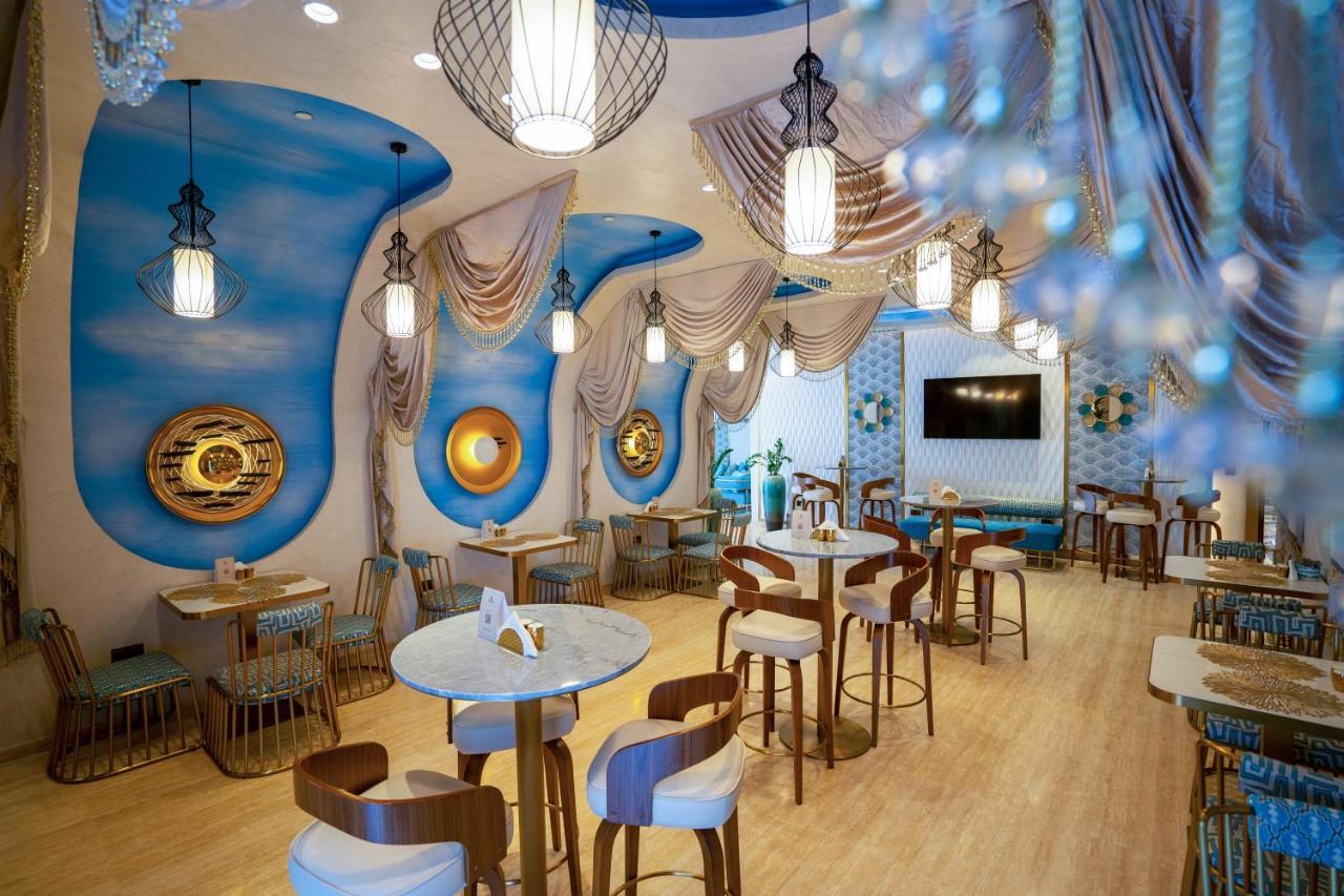 Velero Hotel Doha Lusail Kültér fotó The interior of the restaurant