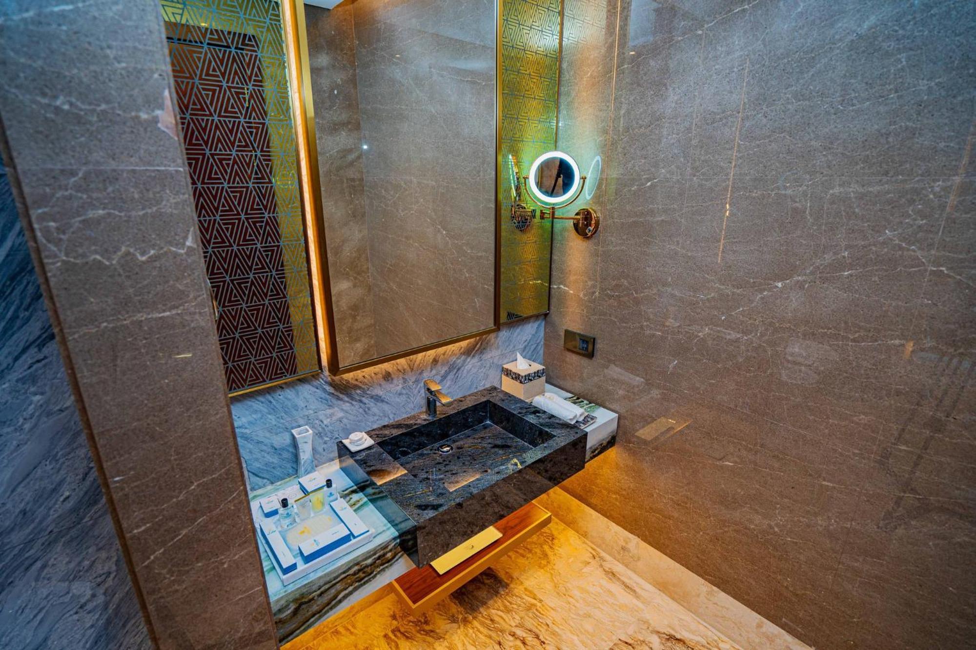 Velero Hotel Doha Lusail Kültér fotó Bathroom