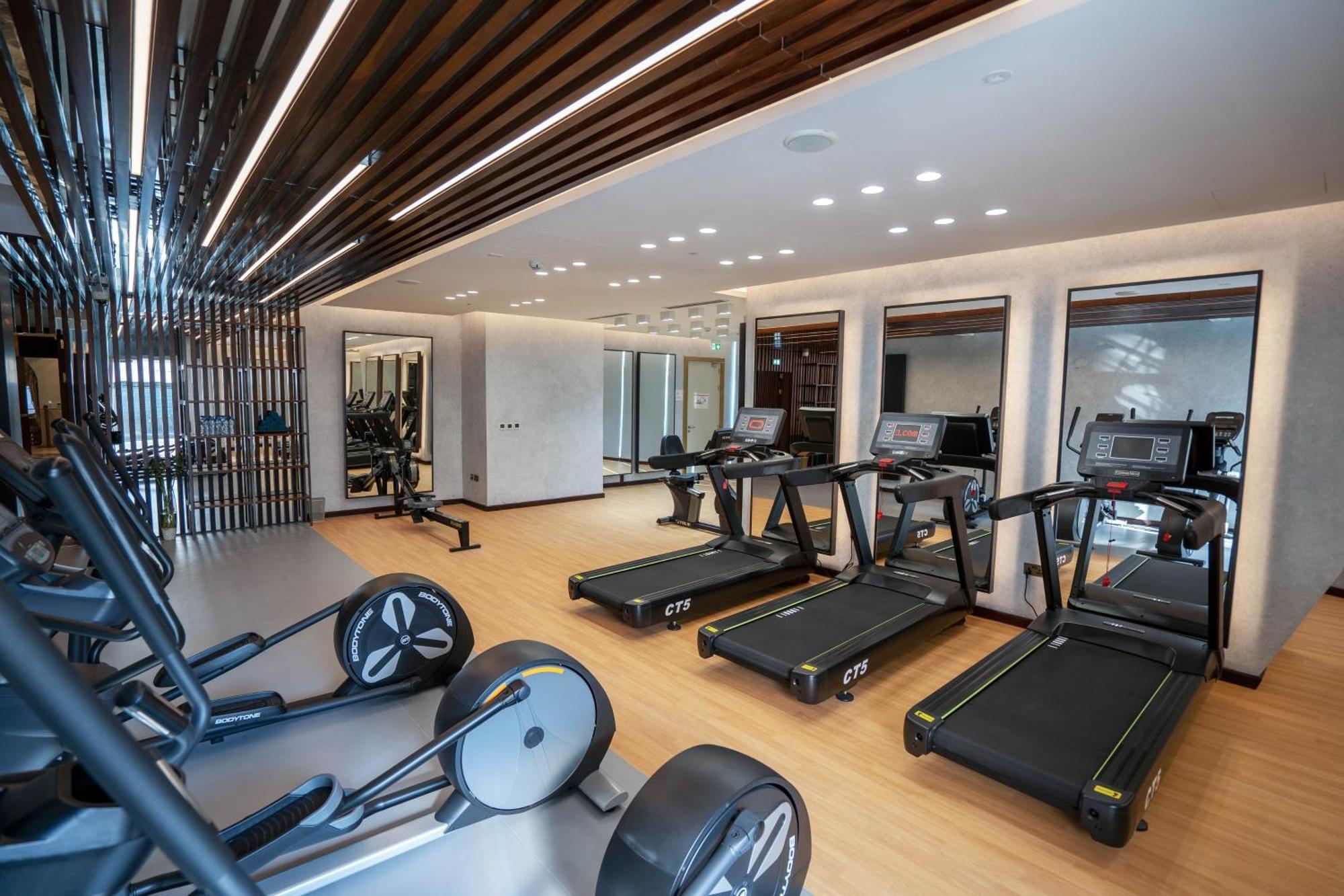 Velero Hotel Doha Lusail Kültér fotó The gym at the hotel